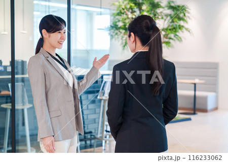 オフィスの訪問をする就職活動中の女性 116233062