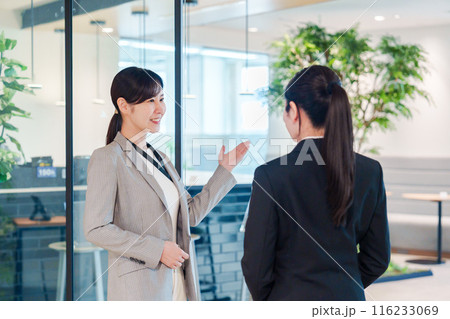 オフィスの訪問をする就職活動中の女性 116233069