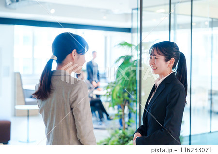 オフィスの訪問をする就職活動中の女性 116233071