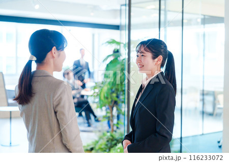 オフィスの訪問をする就職活動中の女性 116233072
