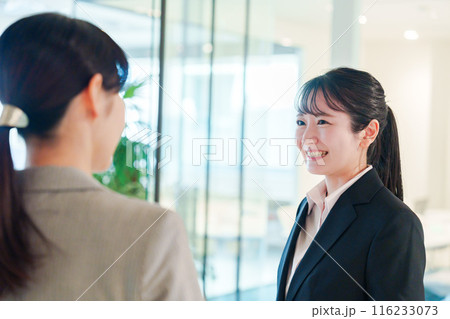 オフィスの訪問をする就職活動中の女性 オフィスの訪問をする就職活動中の女性 116233073