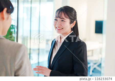 オフィスの訪問をする就職活動中の女性 オフィスの訪問をする就職活動中の女性 116233074