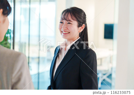 オフィスの訪問をする就職活動中の女性 オフィスの訪問をする就職活動中の女性 116233075