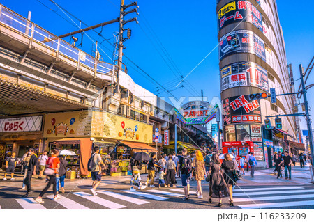 日本の東京都市景観 インバウンド復活…外国人観光客らで賑わうアメ横＝令和6年7月5日 116233209