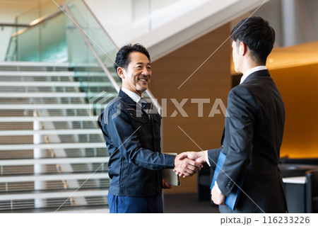 握手する経営者 116233226