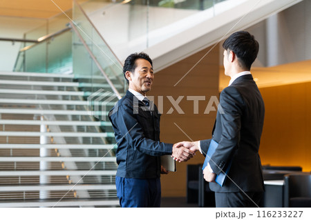 握手する経営者 116233227