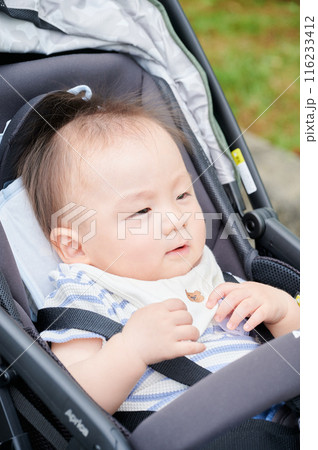 ベビーカーに乗る10か月の赤ちゃん　男の子　育児 116233412