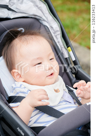 ベビーカーに乗る10か月の赤ちゃん　男の子　育児 116233413