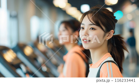 ランニングマシンで走る女性 116233441