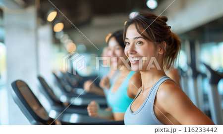 ランニングマシンで走る女性 116233442
