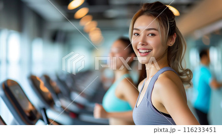 ランニングマシンで走る女性 116233451