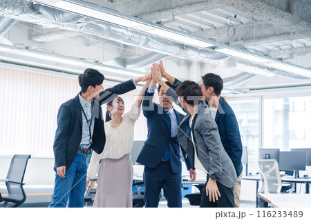 オフィスでハイタッチをするビジネスパーソン 116233489