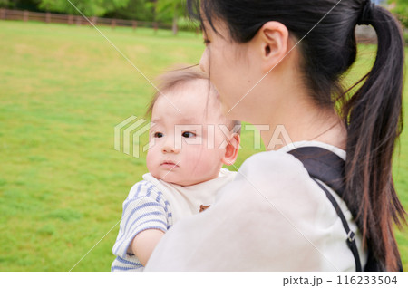 公園で赤ちゃんを抱くお母さん 116233504