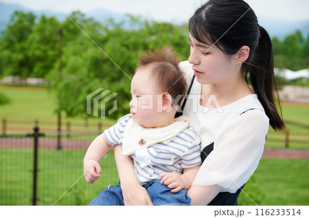 公園で赤ちゃんを抱くお母さん 116233514