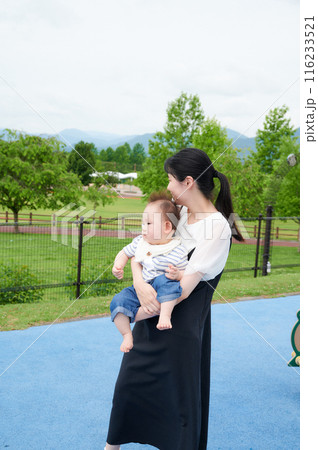 公園で赤ちゃんを抱くお母さん 116233521
