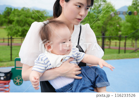 公園で赤ちゃんを抱くお母さん 116233526