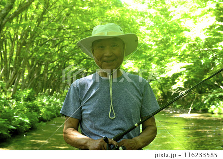 渓流釣りを楽しむシニア男性 116233585