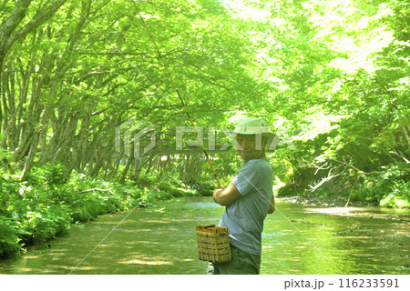 渓流釣りを楽しむシニア男性 116233591