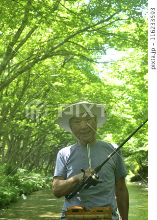 渓流釣りを楽しむシニア男性 渓流釣りを楽しむシニア男性 116233593