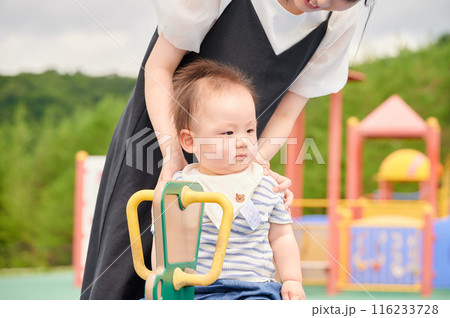 公園で遊ぶ親子 公園で遊ぶ親子 116233728