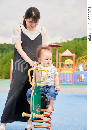 公園で遊ぶ親子 公園で遊ぶ親子 116233734