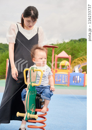公園で遊ぶ親子 公園で遊ぶ親子 116233737