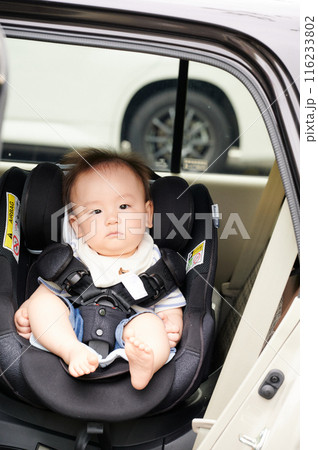 チャイルドシートに座る赤ちゃん チャイルドシートに座る赤ちゃん 116233802