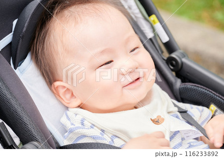 ベビーカーに乗る10か月の赤ちゃん 男の子 育児 ベビーカーに乗る10か月の赤ちゃん 男の子 育児 116233892