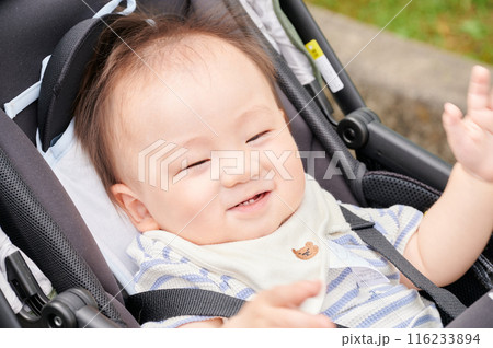 ベビーカーに乗る10か月の赤ちゃん　男の子　育児 116233894