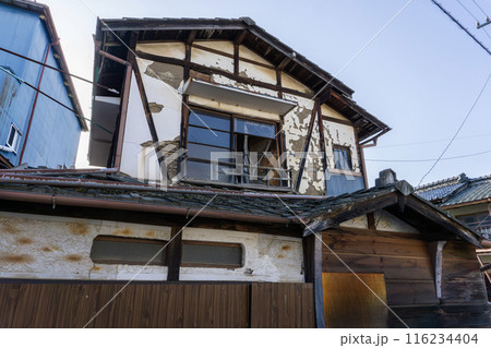 古い老朽化した中古住宅 116234404