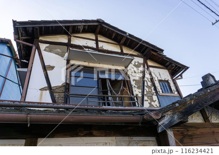 古い老朽化した中古住宅 古い老朽化した中古住宅 116234421
