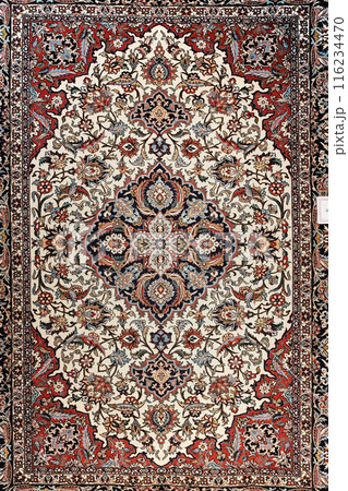 使う芸術品 本物のペルシャ絨毯の見事な模様 使う芸術品 本物のペルシャ絨毯の見事な模様 116234470