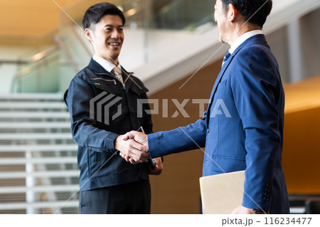 握手するビジネスマン 握手するビジネスマン 116234477