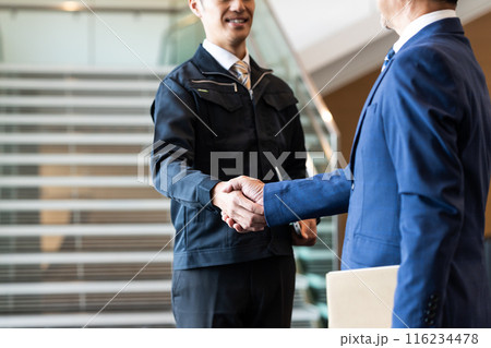握手するビジネスマン 握手するビジネスマン 116234478