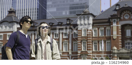 インバウンド 東京駅の前に立つ外国人旅行者カップル バナーサイズ インバウンド 東京駅の前に立つ外国人旅行者カップル バナーサイズ 116234960