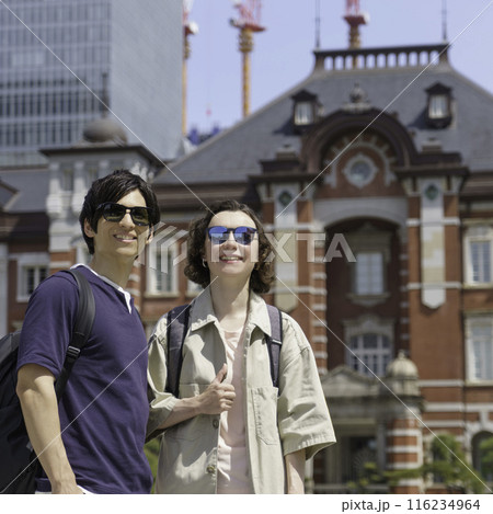 インバウンド 東京駅の前に立つ外国人旅行者カップル 正方形 インバウンド 東京駅の前に立つ外国人旅行者カップル 正方形 116234964