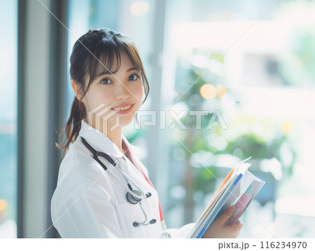 笑顔の女性の看護師 116234970