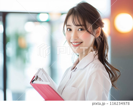 笑顔の女性の看護師 笑顔の女性の看護師 116234978