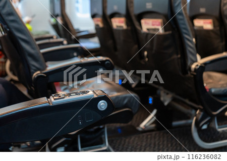航空機の機内 航空機の機内 116236082