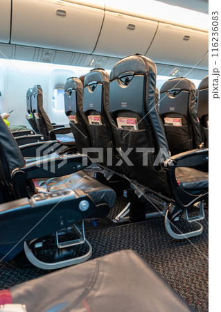 航空機の機内 116236083