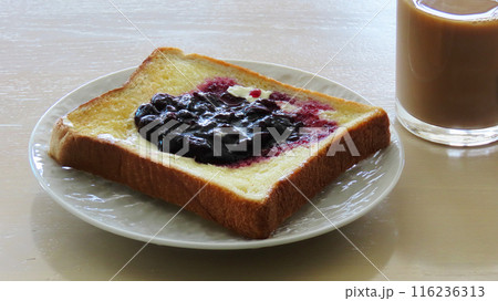 健康食品のブルーベリージャムトースト朝食 健康食品のブルーベリージャムトースト朝食 116236313