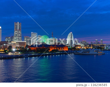 横浜みなとみらい地区の夜景　ランドマークタワー　赤レンガ倉庫　観覧車 116236585