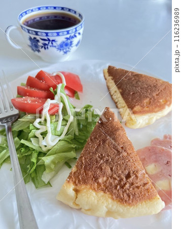 ワンプレート朝食　パンケーキと野菜サラダ、コーヒー 116236989