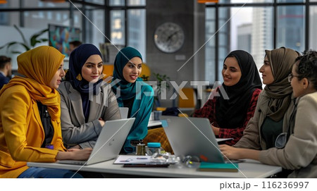多国籍の社員が働くオフィスの風景 多国籍の社員が働くオフィスの風景 116236997