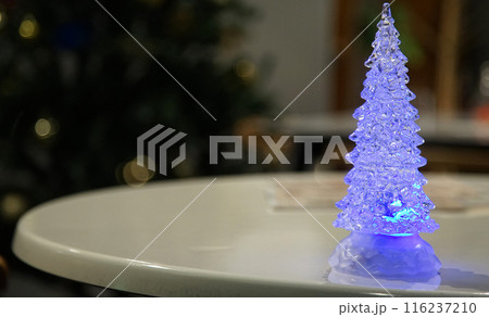 テーブルに置かれた青色に光るガラスの置物 116237210