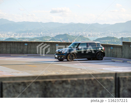 展望台の駐車場に停車した輸入車 116237221