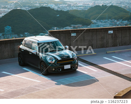 火の山公園の駐車場に停まるSUV 火の山公園の駐車場に停まるSUV 116237223