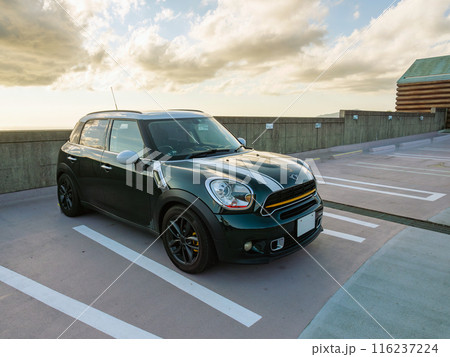 火の山公園の駐車場に停まる輸入車 火の山公園の駐車場に停まる輸入車 116237224
