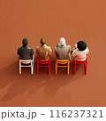 多様性を感じる人々の後ろ姿 116237321