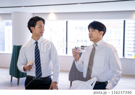 同僚と昼食をとる男性ビジネスマン 116237390